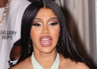 Cardi B愤怒地回击了她在怀孕期间“漂白皮肤”的说法